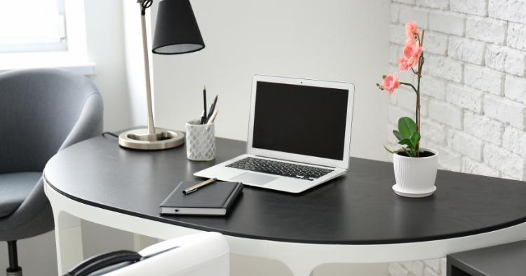 Schreibtisch auf Rollen für effektivere Büronutzung