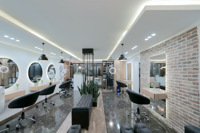 Kosmetikstudio Einrichtung mit Spiegeln und Stühlen