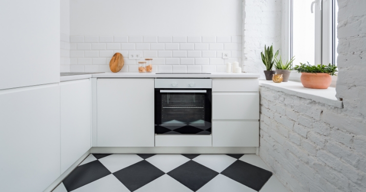 Ideen schmale Küche mit schwarz-weiß Boden