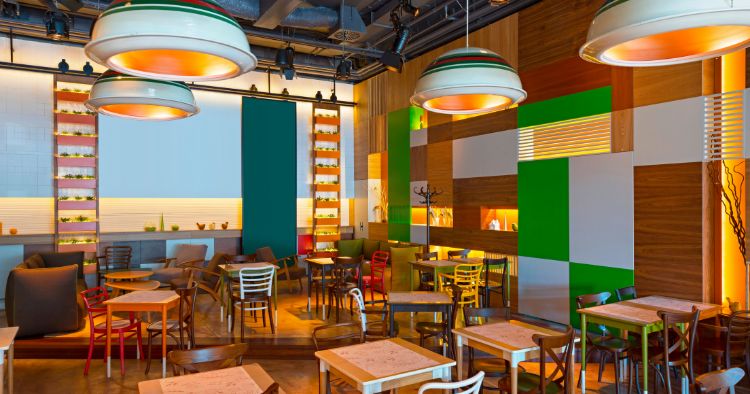 Modernes Restaurant in starken Farben